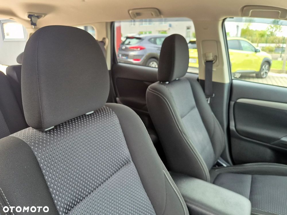 Mitsubishi Outlander 2.0 Invite + 2WD - 17