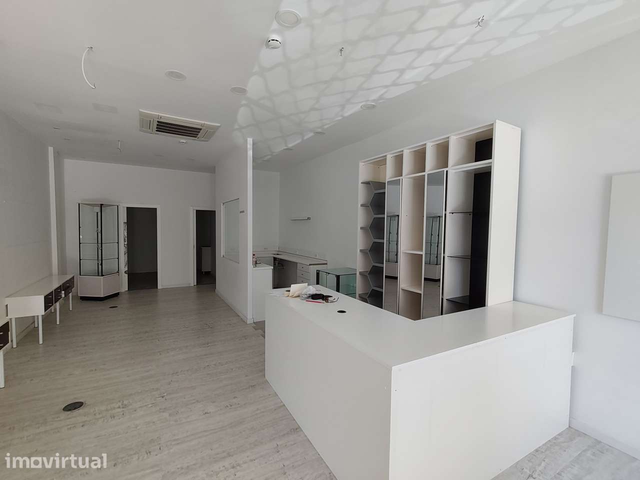 Loja com 56 m² na Avenida Principal da Venda do Pinheiro - Grande imagem: 4/17