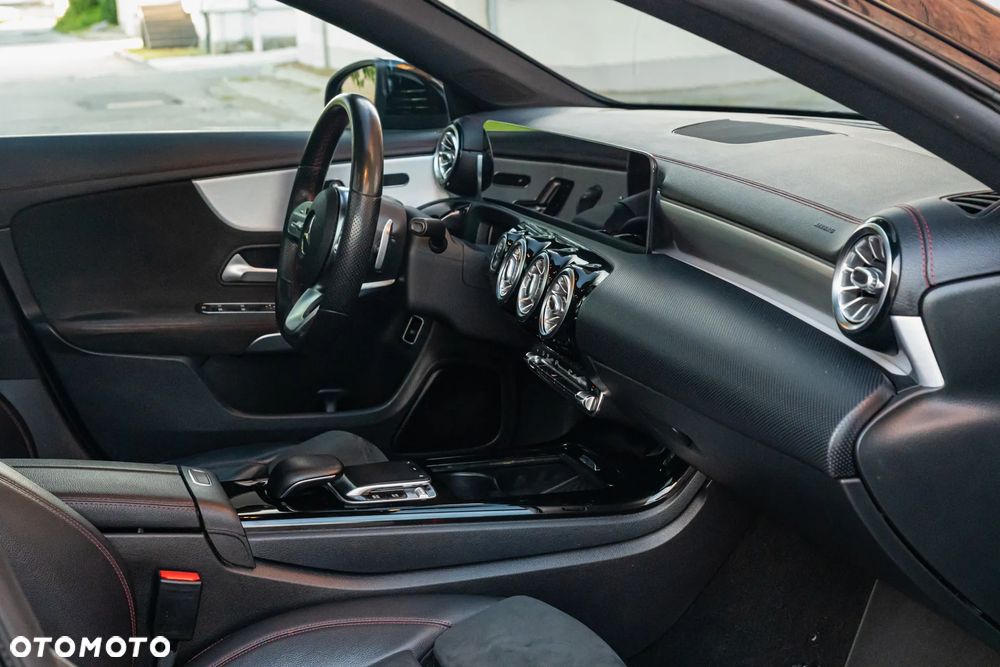 Mercedes-Benz CLA 250 4-Matic AMG Line 7G-DCT - 24