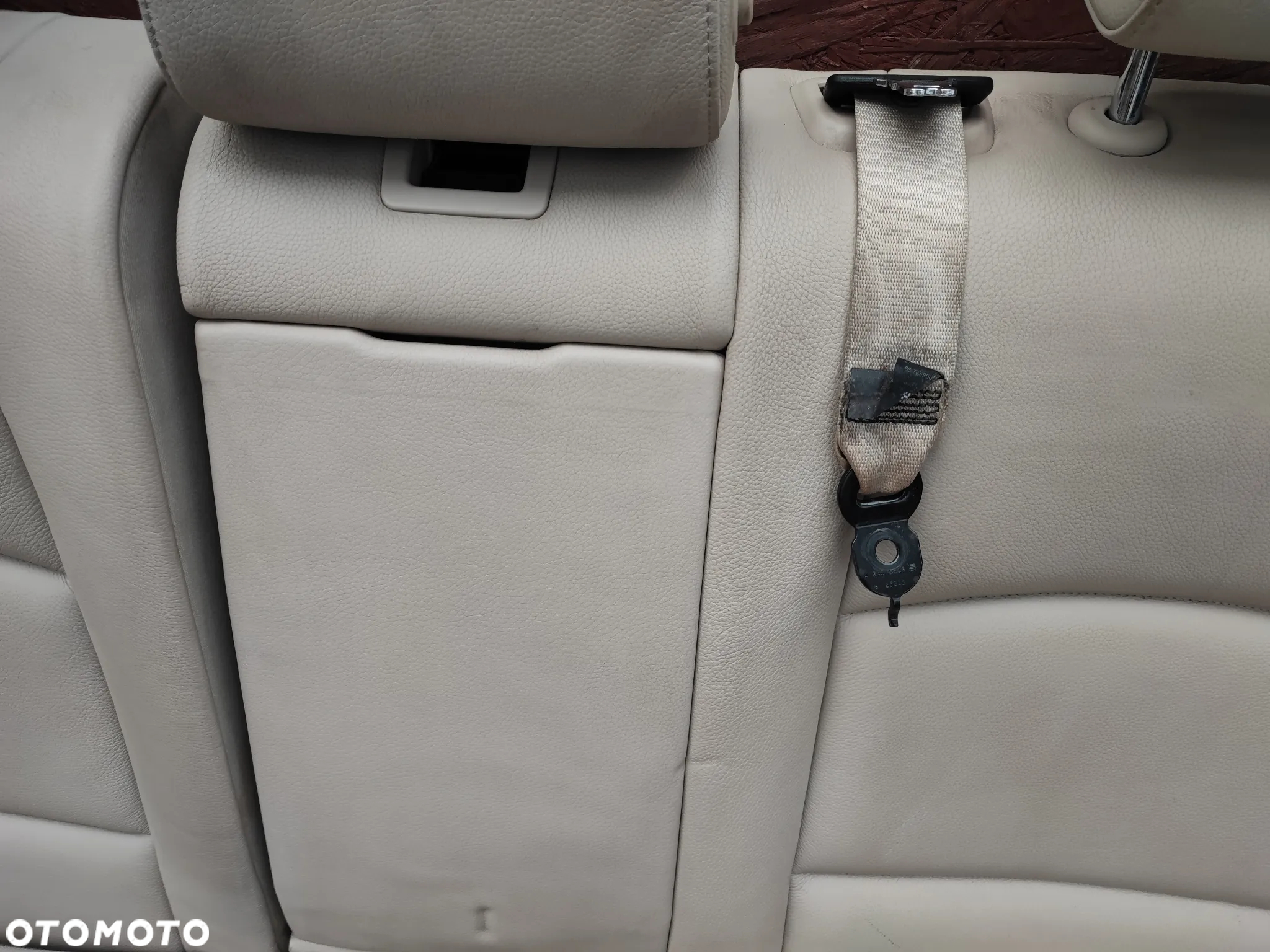 BMW F11 / F11N ORYGINALNA KANAPA TYŁ W KOLORZE DAKOTA OYSTER / BEŻOWA + PODŁOKIETNIK O NR. 7 254 260 OEM W DOBRYM STANIE - 11