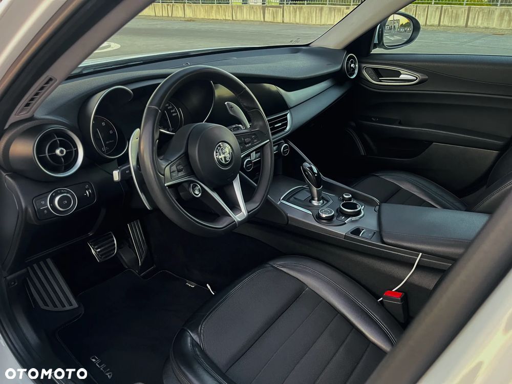 Alfa Romeo Giulia 2.2 AT8 Super - 12