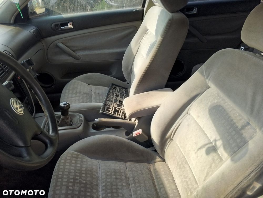 Volkswagen Passat B5 FL (00-05r.) 1.6 B 102KM. Silnik ALZ Skrzynia DVP lakier B5N / LB5N / 7D.Cały na części. GWARANCJA !!!  Przód Tył Zestaw Komplet Drzwi Klapa Zderzak Błotnik Maska Grill Atrapa Szyba Pas Lampa Lusterko Boczki Fotel Kanapa Kokpit Deska Rozdzielcza Przełącznik Włącznik Sterownik Przewody Wiązka Instalacja Moduł Komputer Czujnik Listwa Pompa Alternator Wtryski Głowica Rozrusznik Kompresor Sprzęgło Dwumas Silnik Skrzynia ABS Klimatyzacji Paliwa Wspomagania Kolektor Turbina Przepustnica Zawór Chłodnica Koło Hak Belka Sanki Zawieszenie Mcpherson Półoś Amortyzator Wydech Tłumik Zacisk Most - 7