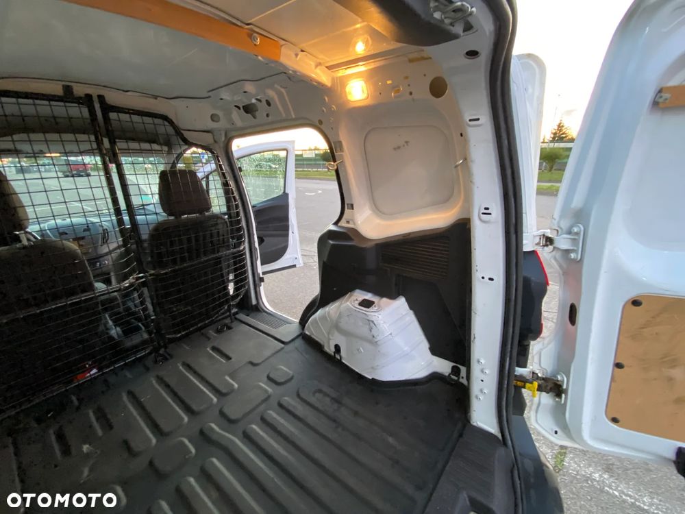 Ford Transit Courier - 23