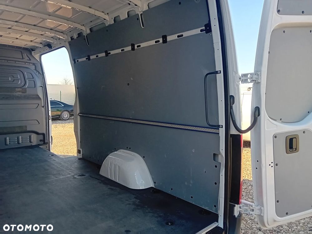 Mercedes-Benz Sprinter - 12