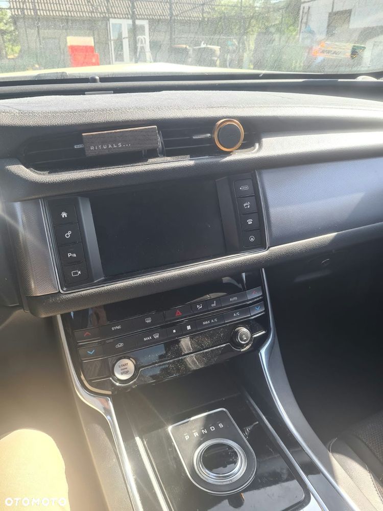 Jaguar XF 2.0 i4D AWD R-Sport - 9