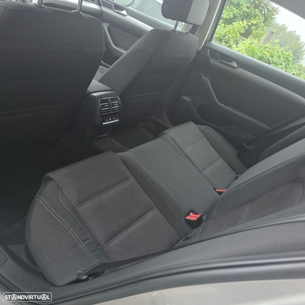 VW Passat 2.0 TDI Confortline - 32