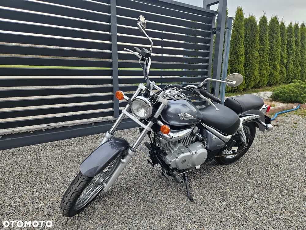 Suzuki Intruder - 1