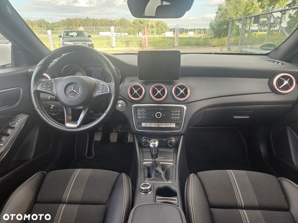 Mercedes-Benz CLA 200 UrbanStyle Edition - 25
