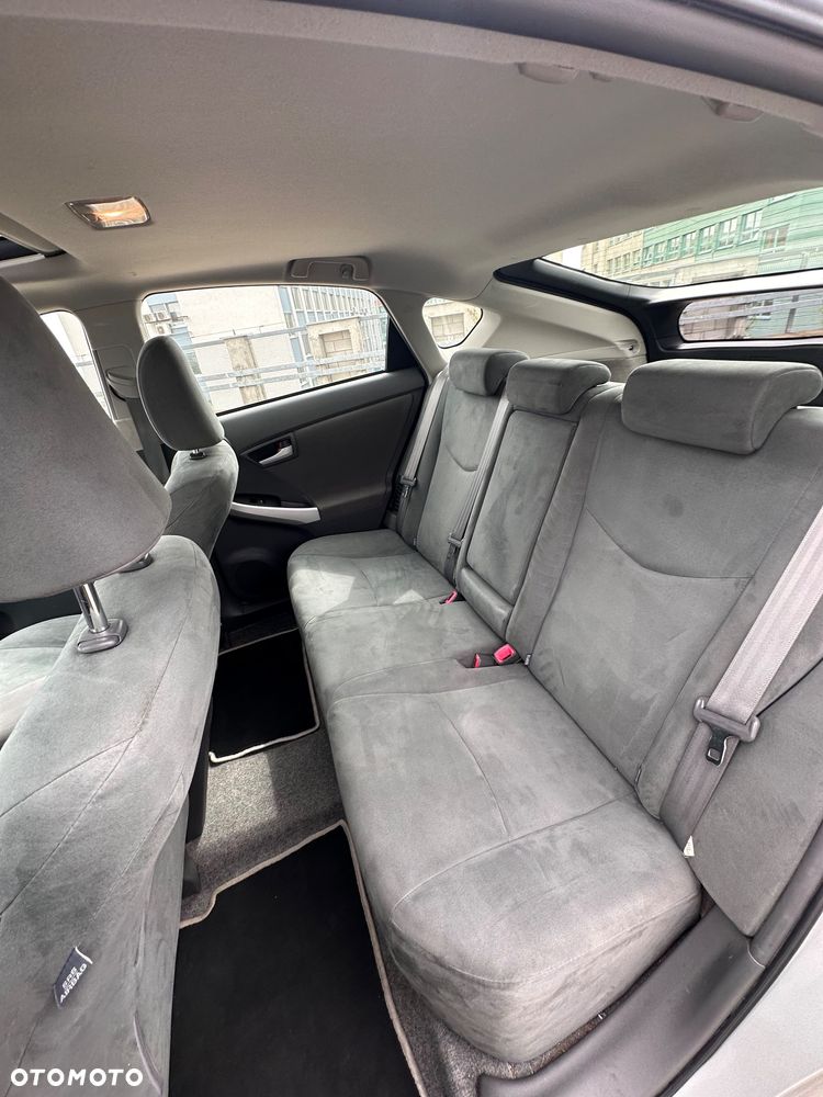 Toyota Prius (Hybrid) Executive - 12