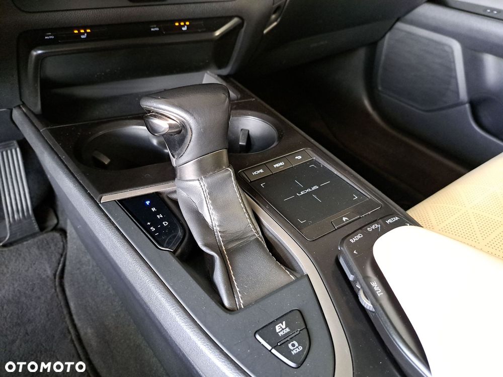 Lexus UX - 27