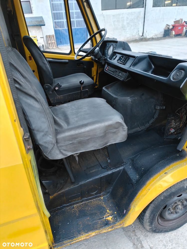 Mercedes-Benz 207 - 8