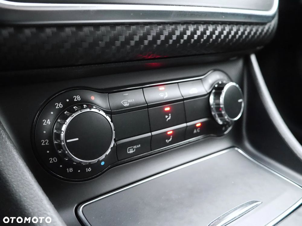 Mercedes-Benz GLA 180 7G-DCT - 21