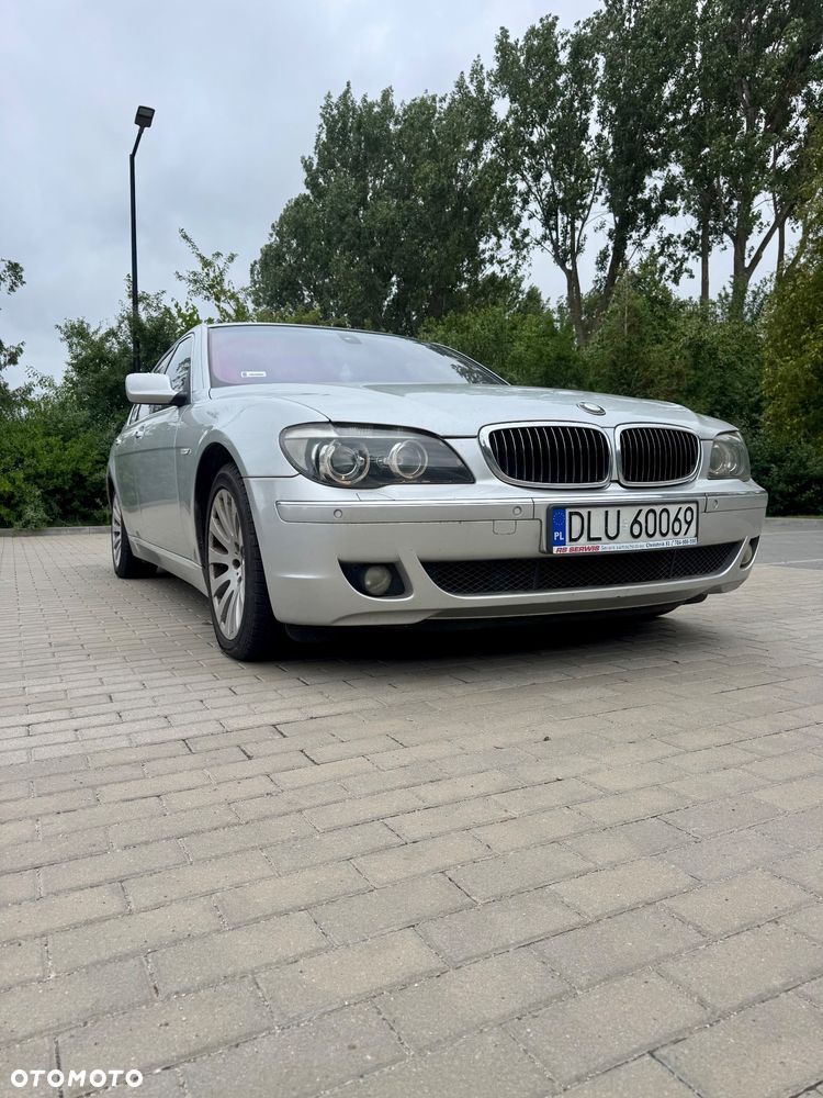 BMW Seria 7 750i - 12