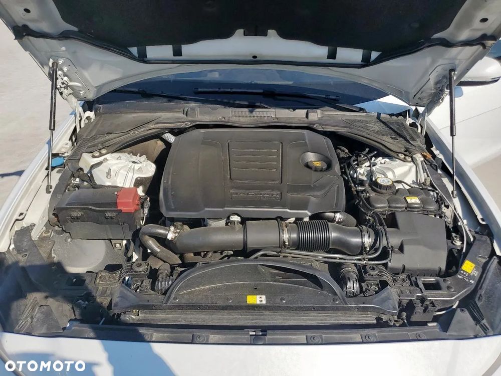 Jaguar XE 2.0 P250 R-Dynamic S - 12