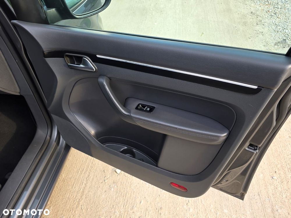 Volkswagen Touran - 12