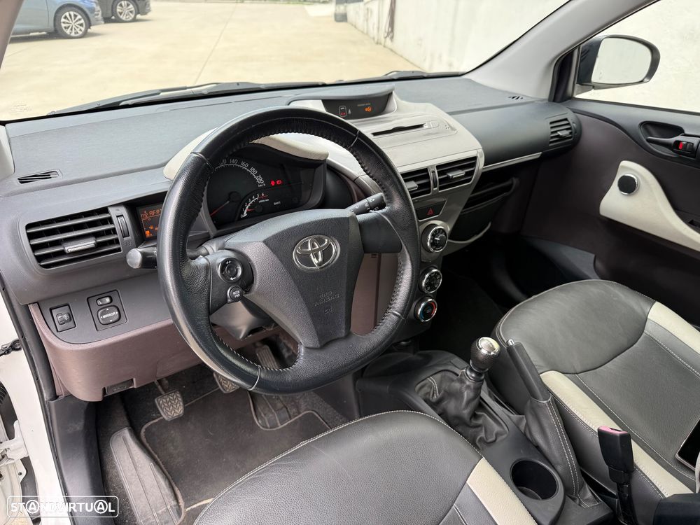 Toyota iQ 1.4 D-4D 2 EP - 17