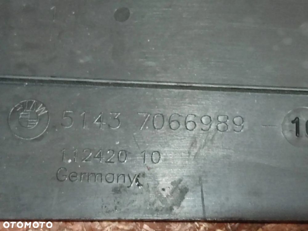 E90/ E91/ E92/ E93 ORYGINALNA TAPICERKA BOCZNA PRZESTRZENI PRZYPODŁOGOWEJ PRAWA/ LEWA O NR.  51 43 7 144 533/ 51 43 7 144 534 TZW. HOKEJ I RĄCZKA OWIERANIA MASKI W BARDZO DOBRYM STANIE. - 8