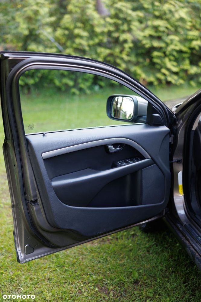 Volvo XC 70 2.4D AWD Momentum - 24