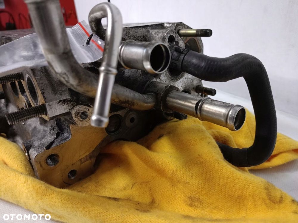 głowica silnika 2.0 d toyota avensis 2 - 6