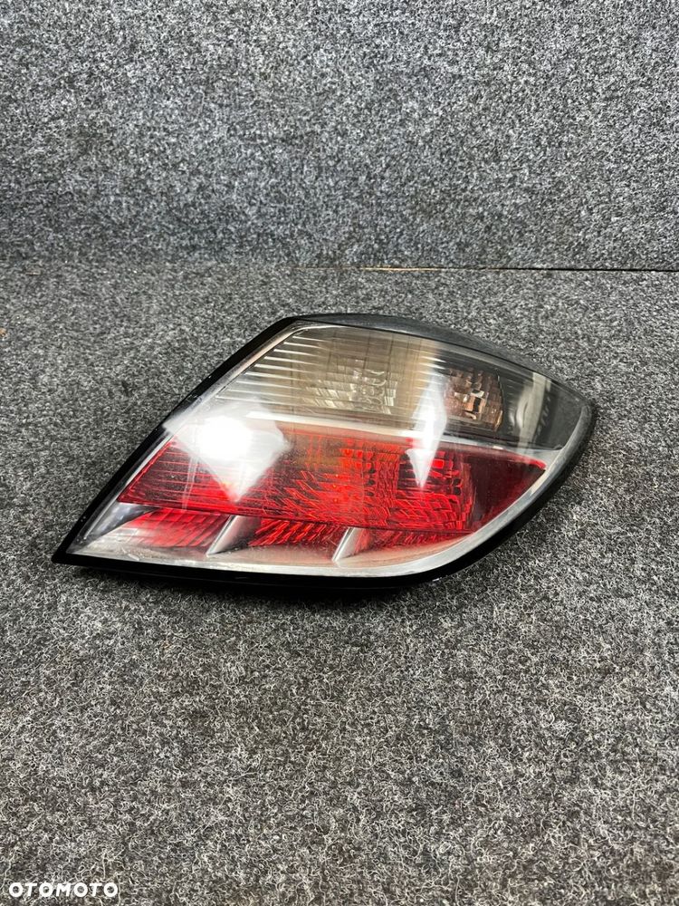 opel astra h hb lampa prawy tył prawa tylna 13252444