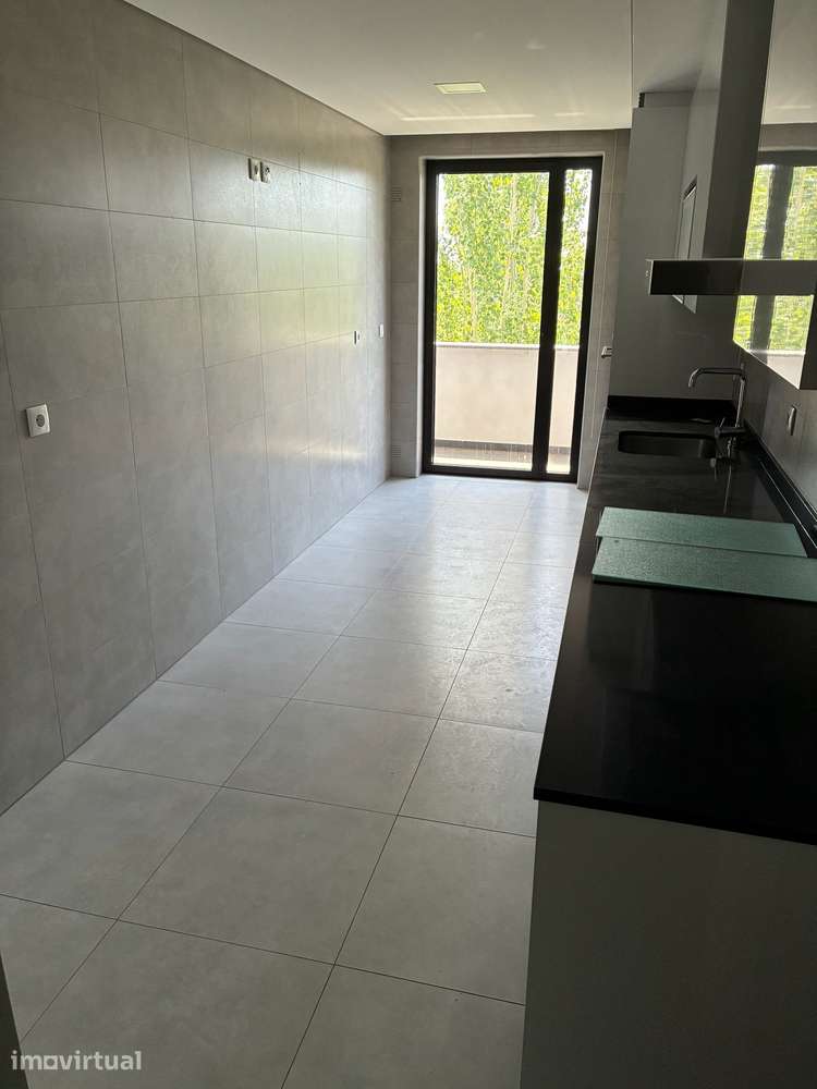 Aluga-se T2, Av. da Europa - Viseu - Grande imagem: 5/16