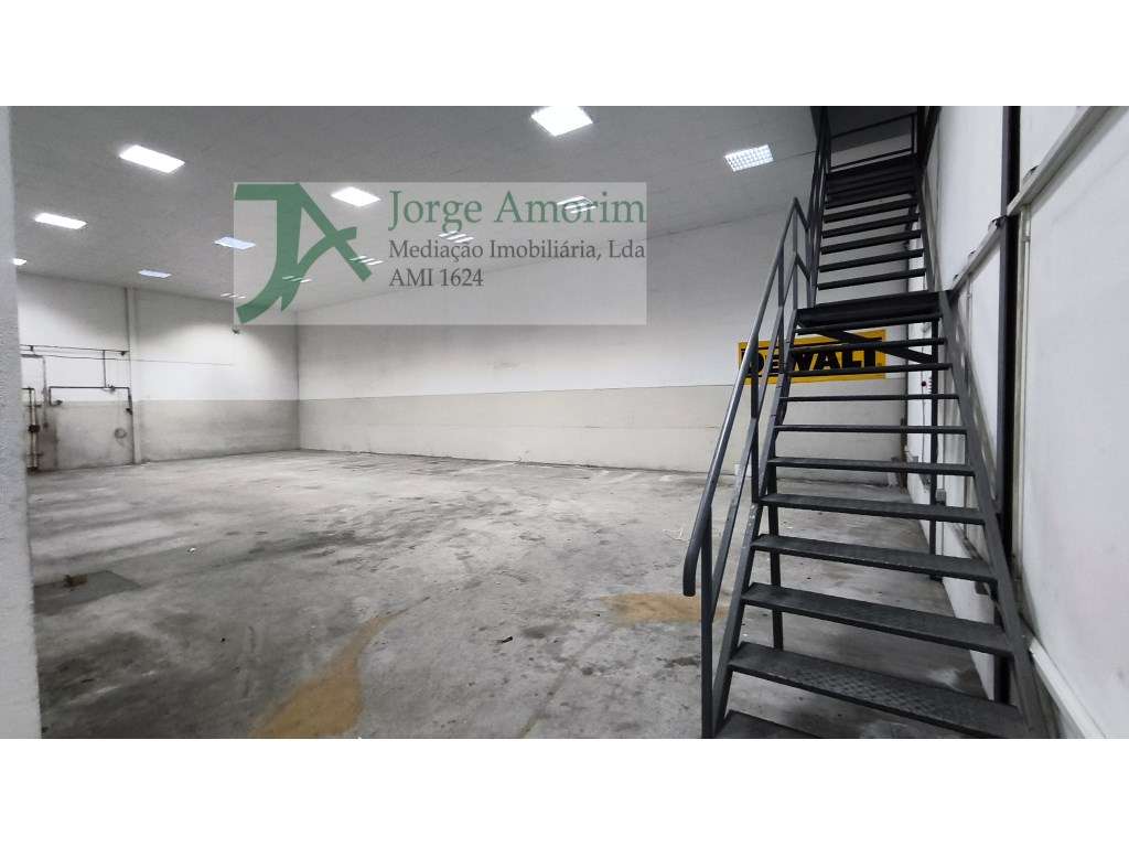 Armazém - Z.I. da Maia - Junto ao Auchan. 854 m2 - com showroom - M... - Grande imagem: 2/10