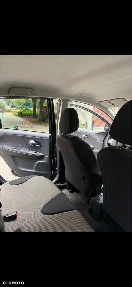 Nissan Note 2010 photo 4
