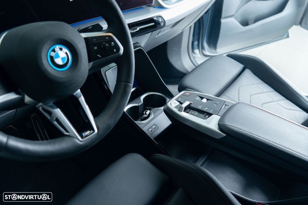 BMW iX2 eDrive20 Pack Desportivo M - 32