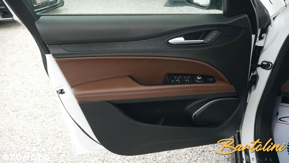 Alfa Romeo Stelvio - 12