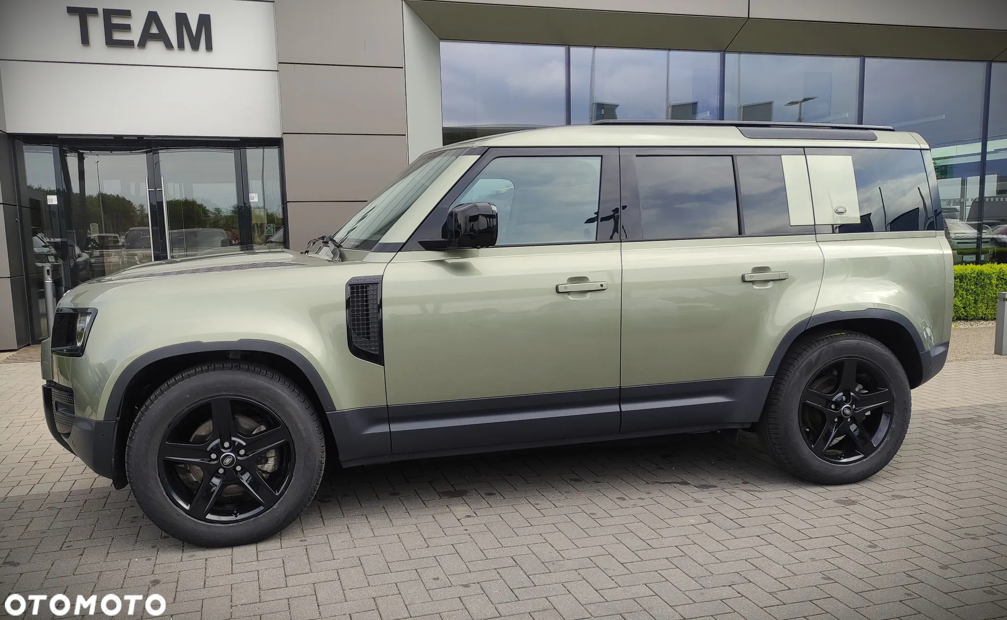 Land Rover Defender - 8