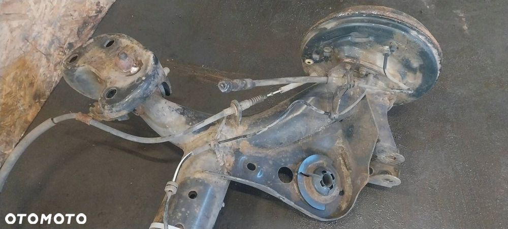 BELKA OŚ ZAWIESZENIA TYŁ BĘBNY Z ABS FORD FIESTA MK6 1.25 16V - 4