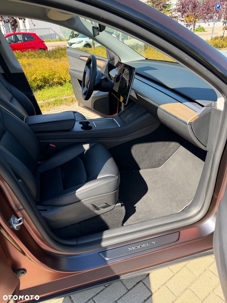 Tesla Model Y Long Range AWD - 15
