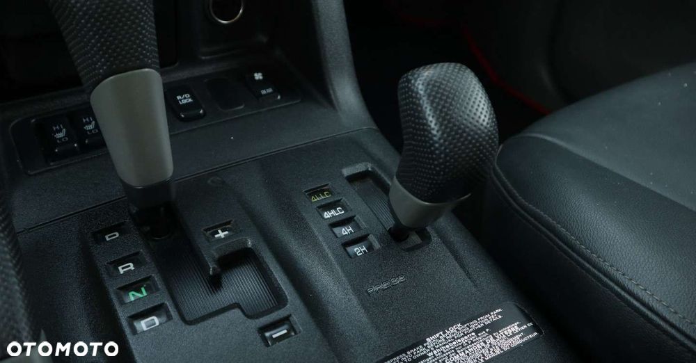 Mitsubishi Pajero - 28