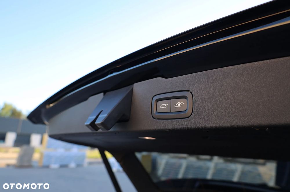 Volvo V60 T8 AWD Twin Engine Geartronic R-Design - 33