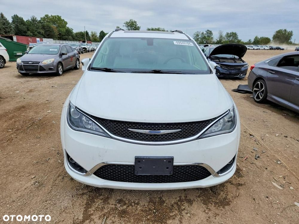 Chrysler Pacifica - 2