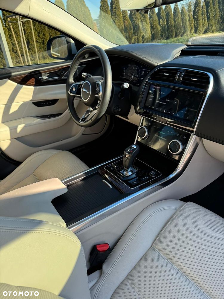Jaguar XE - 17