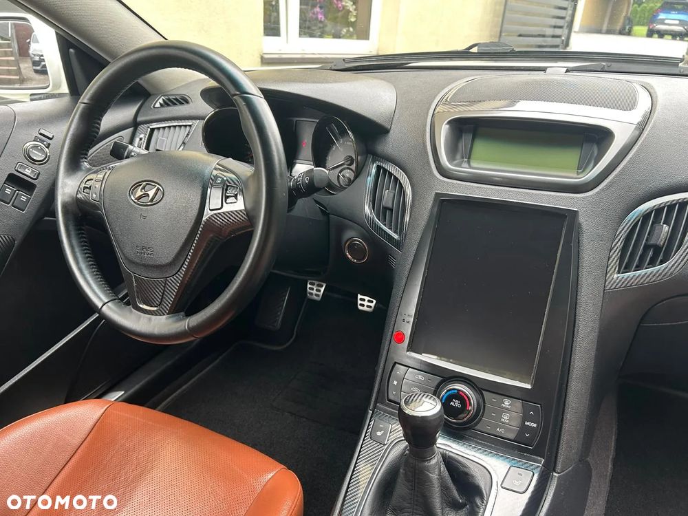 Hyundai Genesis Coupe 2.0 T - 25