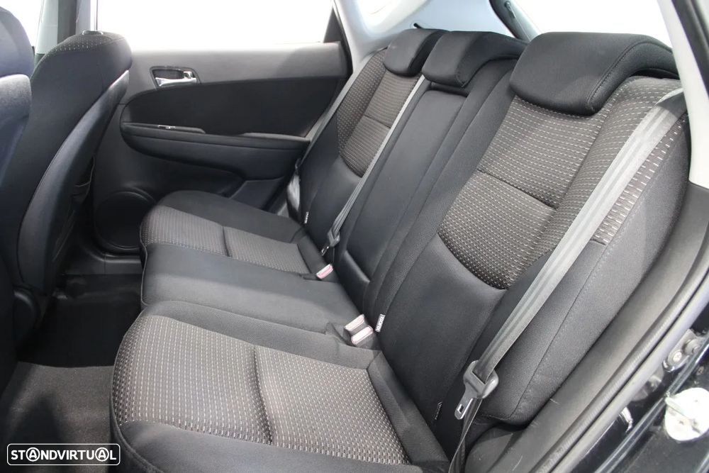 Hyundai i30 1.6 CRDI Comfort DPF - 19