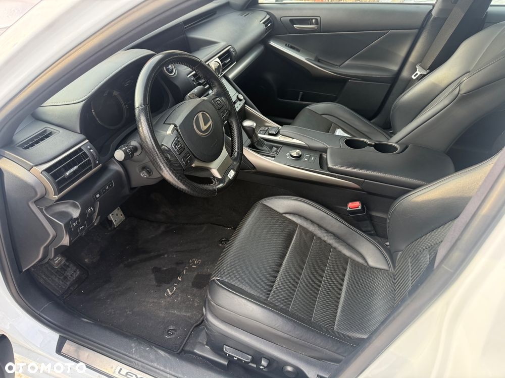 Lexus IS 300h F Sport Edition - 5