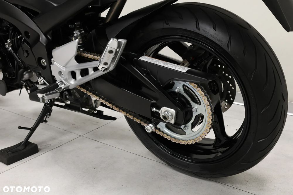 Suzuki GSR - 39