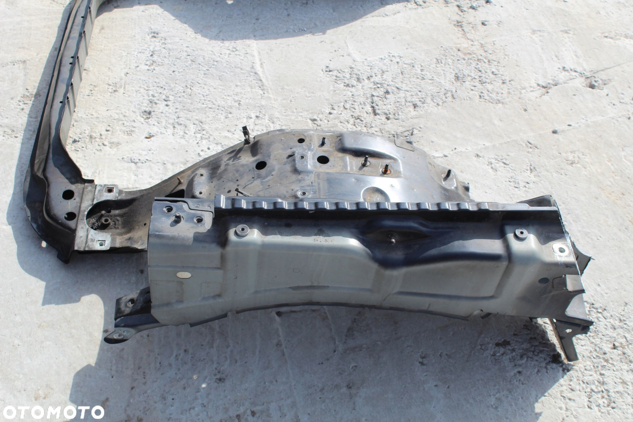 PAS PRZEDNI FARTUCH RANGE ROVER SPORT L320 - 2