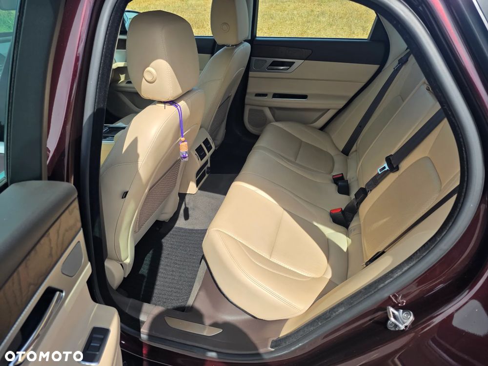 Jaguar XF 2.0 T Prestige - 11