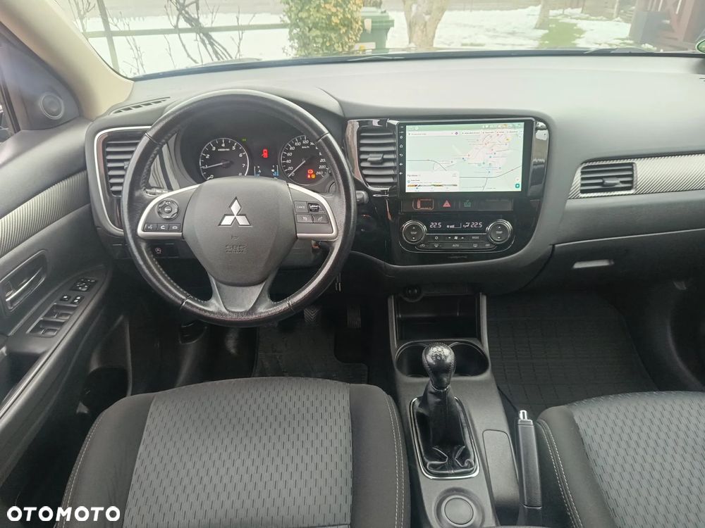 Mitsubishi Outlander 2.0 Invite + 2WD - 28