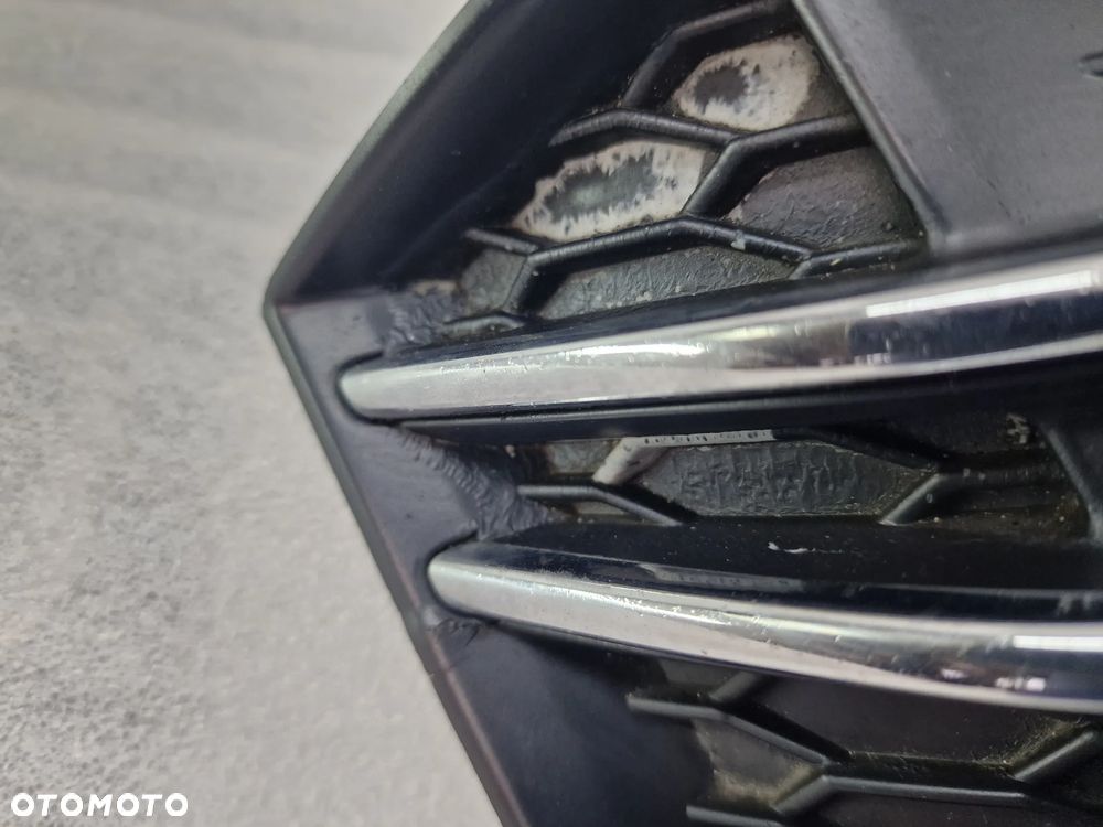 AUDI A4 B9 8W0 S-LINE 15- PRAWA KRATKA BOCZNA ZDERZAKA PRZEDNIEGO PRZÓD , NR 8W0807682F , NR AUKCJI D/96 - 13