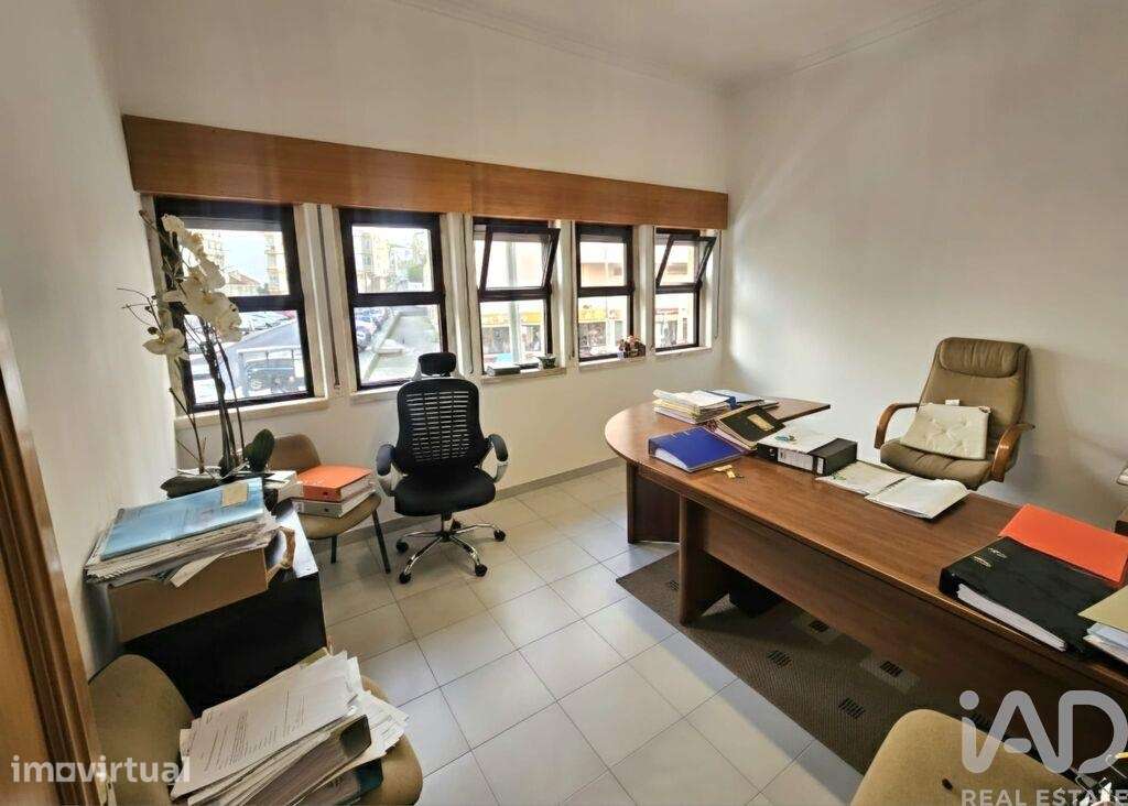 Loja / Estabelecimento Comercial T3 em Agualva E Mira-Sintra de 70,00