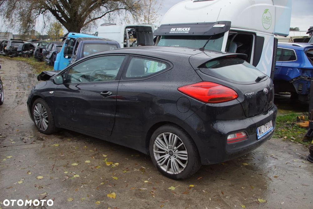 Auto na części - Kia ProCeed Pro_cee'd II 1.6 CRDI 110 KM D4FB WDJ6 WK 2014R Silnik Skrzynia Drzwi Klapa Błotnik Zderzak Lampa Szyba Lusterko Deska Kokpit Sterownik Moduł Czujnik Licznik Kierownica Panel - 7