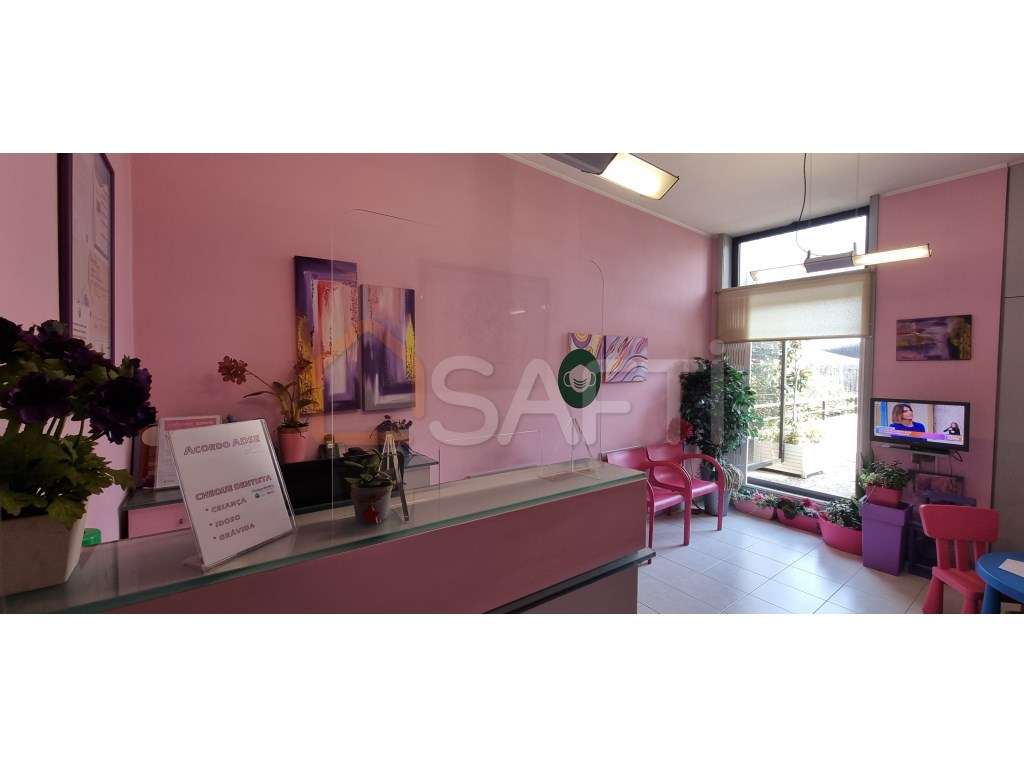 Clínica Dentária em funcionamento em S. Mamede de Infesta - Grande imagem: 3/21