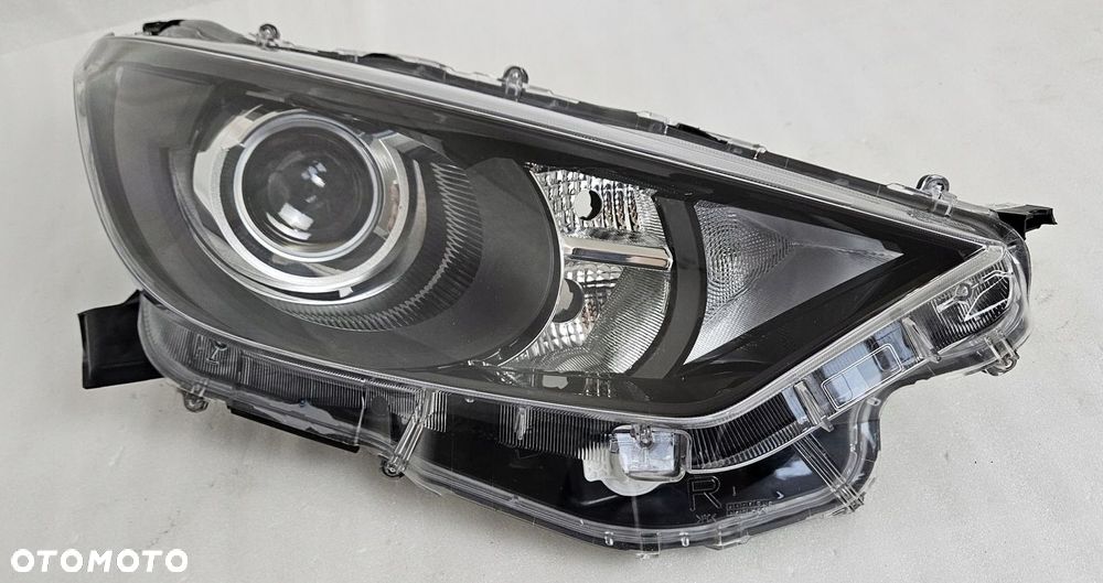 LAMPA PRAWA ZWYKŁA SOCZEWKA TOYOTA YARIS IV 2019- - 1