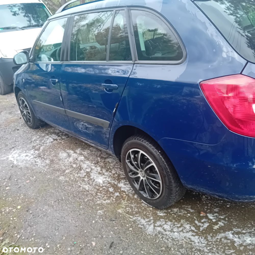 Skoda Fabia 2011 photo 4