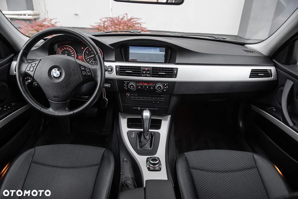 BMW Seria 3 325i xDrive Touring - 7